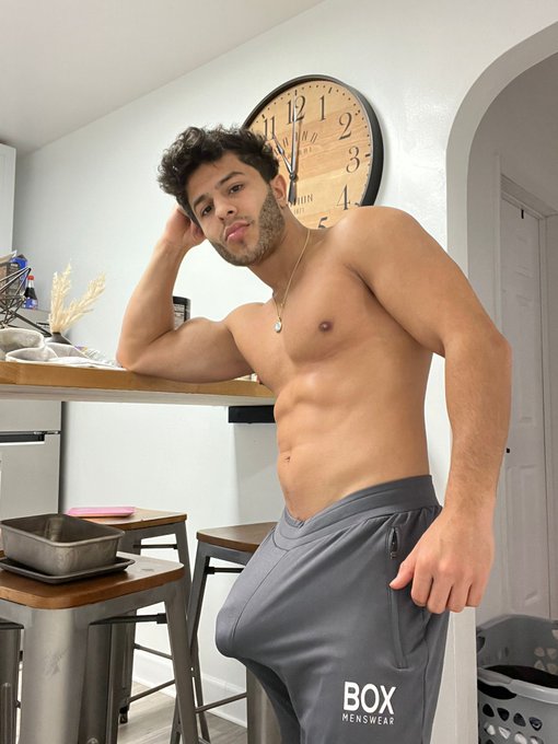 <b>The 'Supreme' Mojib lives up to his name in post-gym selfies 🍆</b>